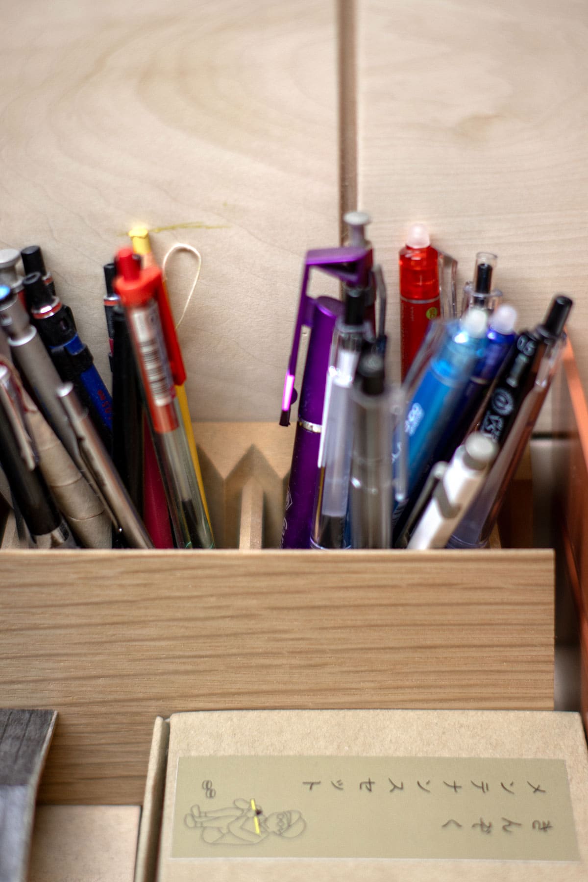 長い廊下の壁一面の本棚 - Shelf 壁一面の本棚 奥行350mm / アンダーカウンター本棚 - マルゲリータお客様事例