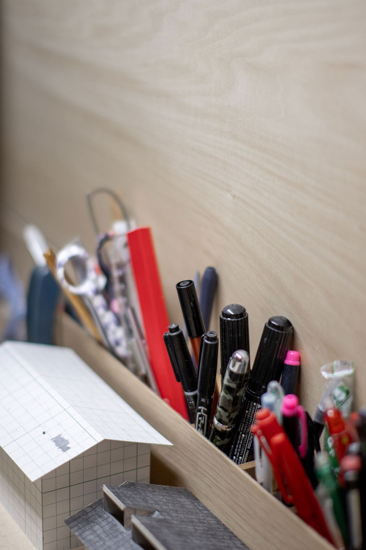 長い廊下の壁一面の本棚 - Shelf 壁一面の本棚 奥行350mm / アンダーカウンター本棚 - マルゲリータお客様事例