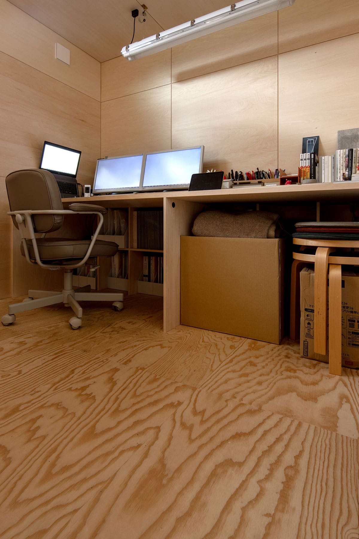 長い廊下の壁一面の本棚 - Shelf 壁一面の本棚 奥行350mm / アンダーカウンター本棚 - マルゲリータお客様事例