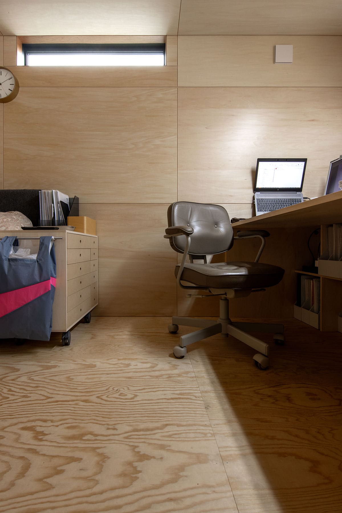 長い廊下の壁一面の本棚 - Shelf 壁一面の本棚 奥行350mm / アンダーカウンター本棚 - マルゲリータお客様事例