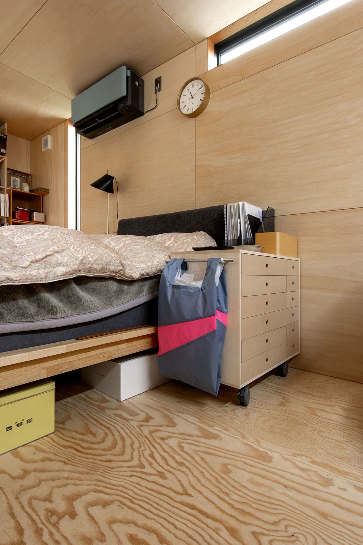 長い廊下の壁一面の本棚 - Shelf 壁一面の本棚 奥行350mm / アンダーカウンター本棚 - マルゲリータお客様事例