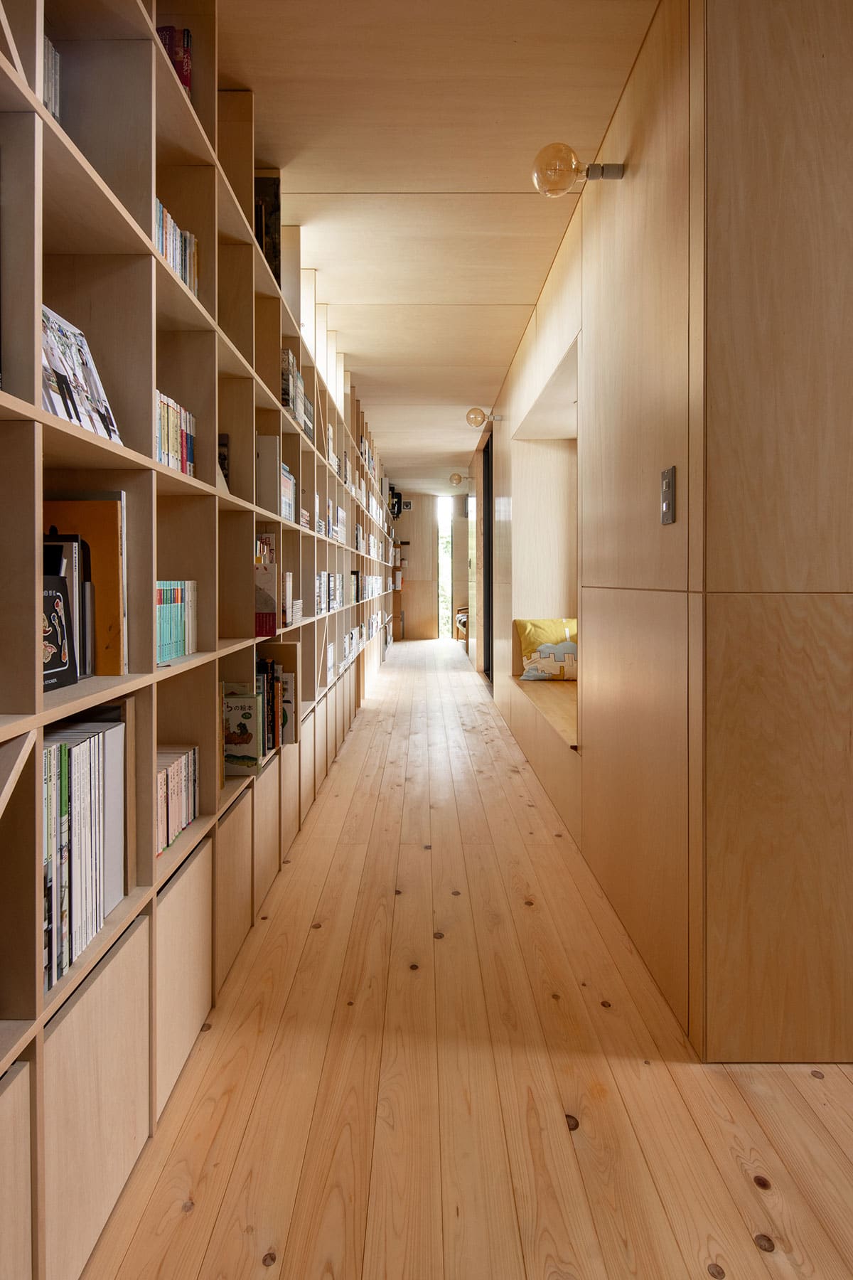 長い廊下の壁一面の本棚 - Shelf 壁一面の本棚 奥行350mm / アンダーカウンター本棚 - マルゲリータお客様事例