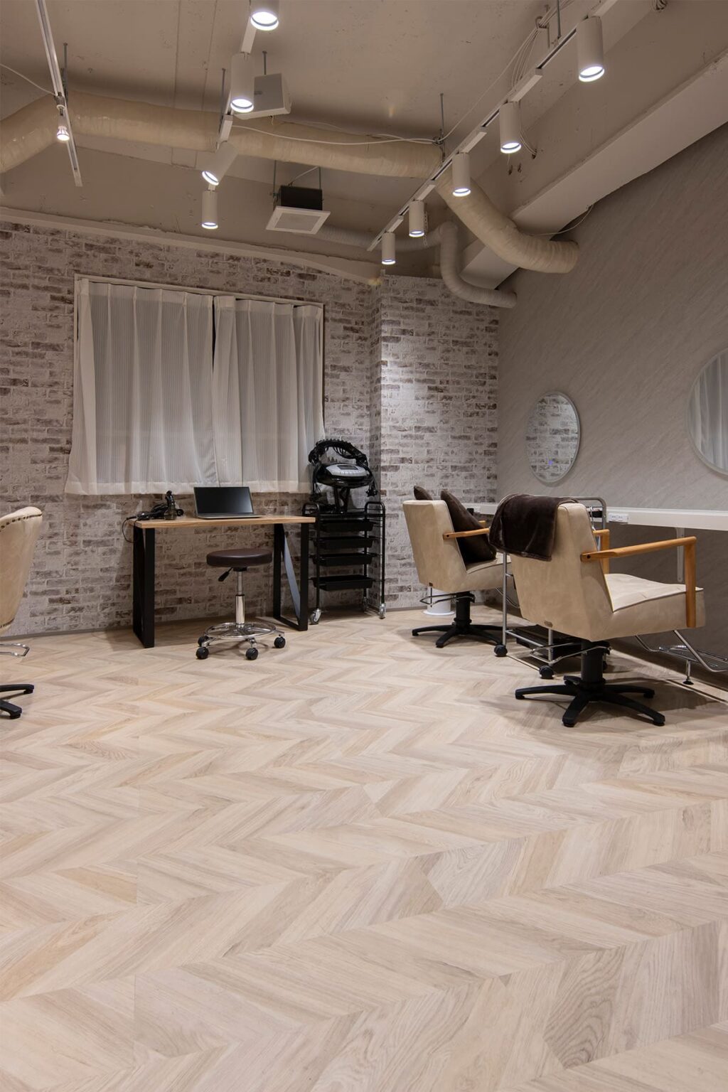 美容室「Sally 大森」様の店内に