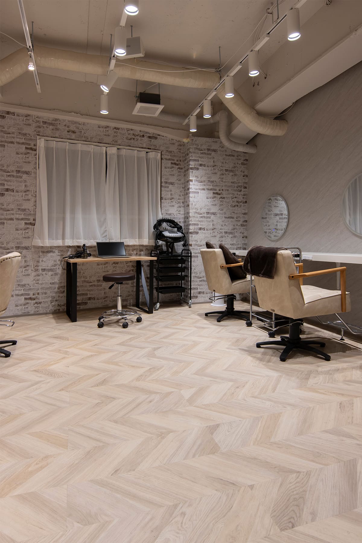 美容室「Sally 大森」様の店内に