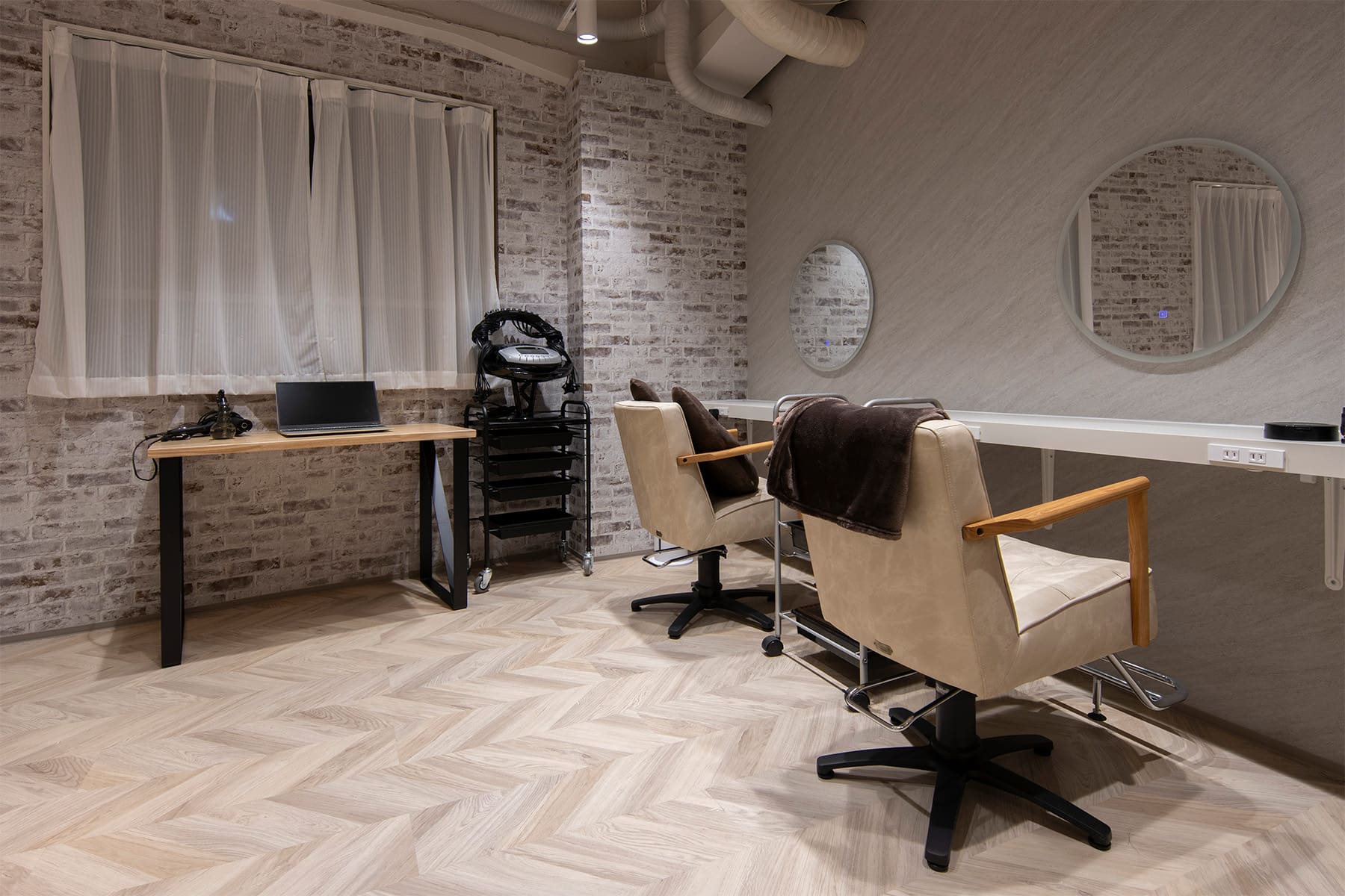 美容室「Sally 大森」様の店内に