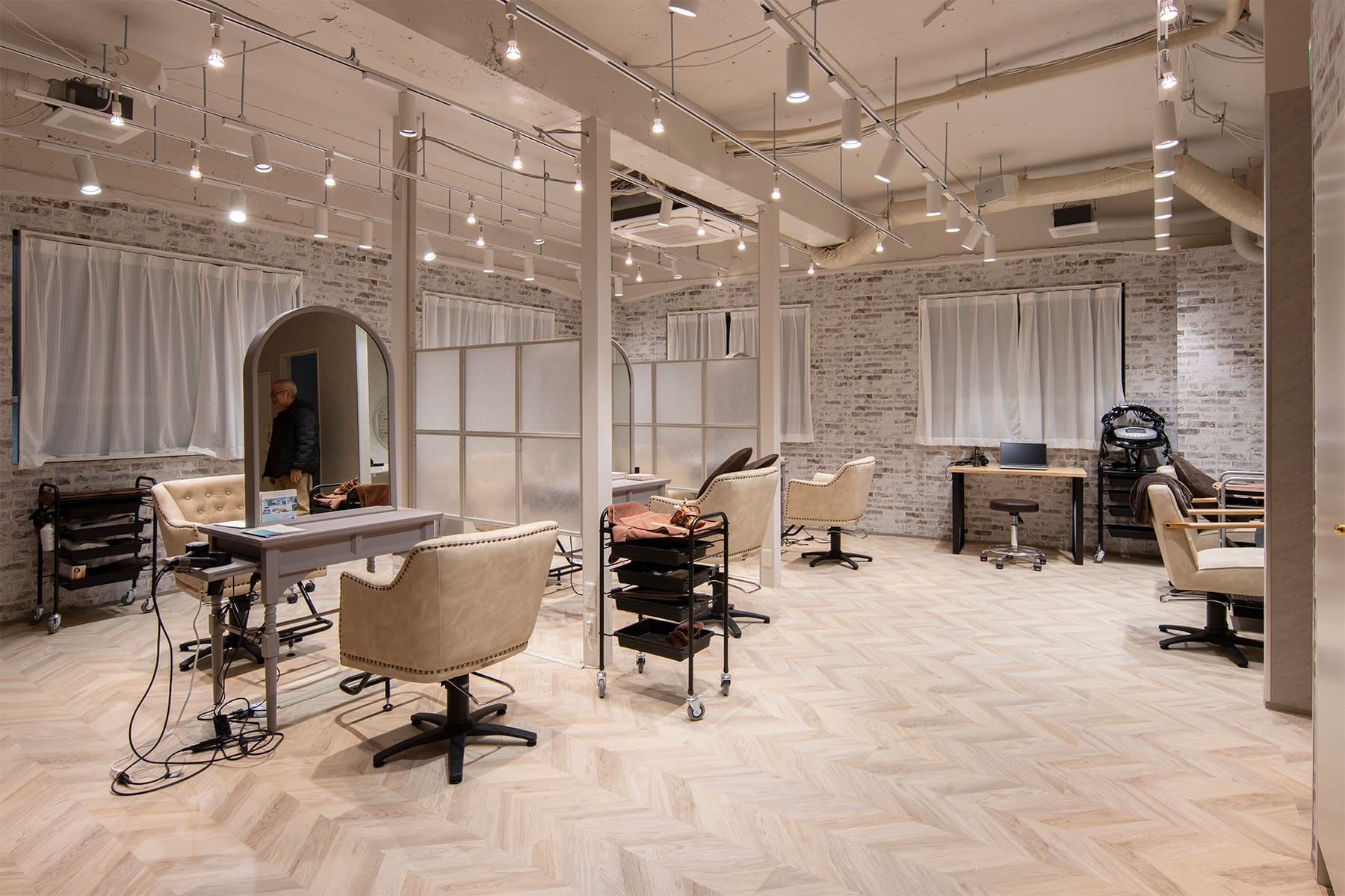 美容室「Sally 大森」様の店内に