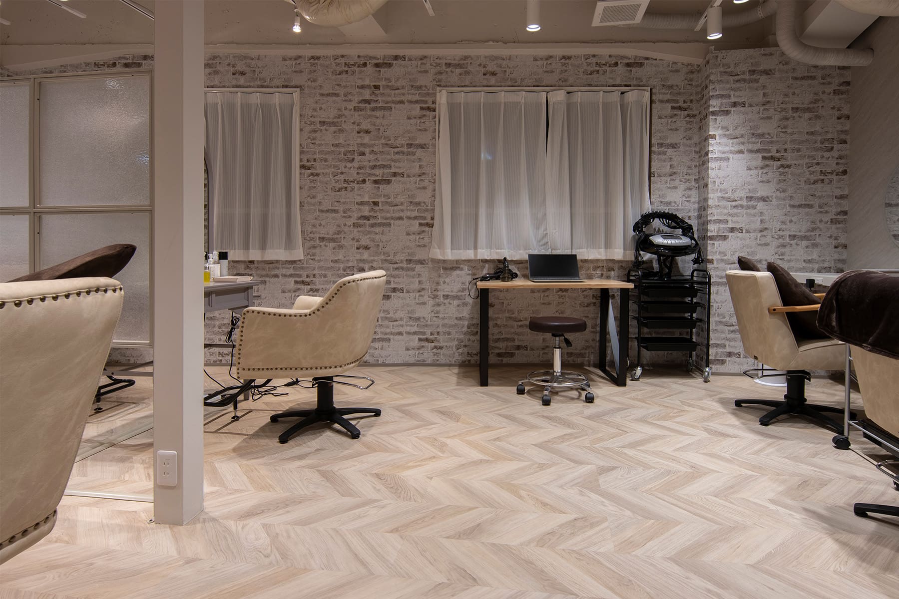 美容室「Sally 大森」様の店内に