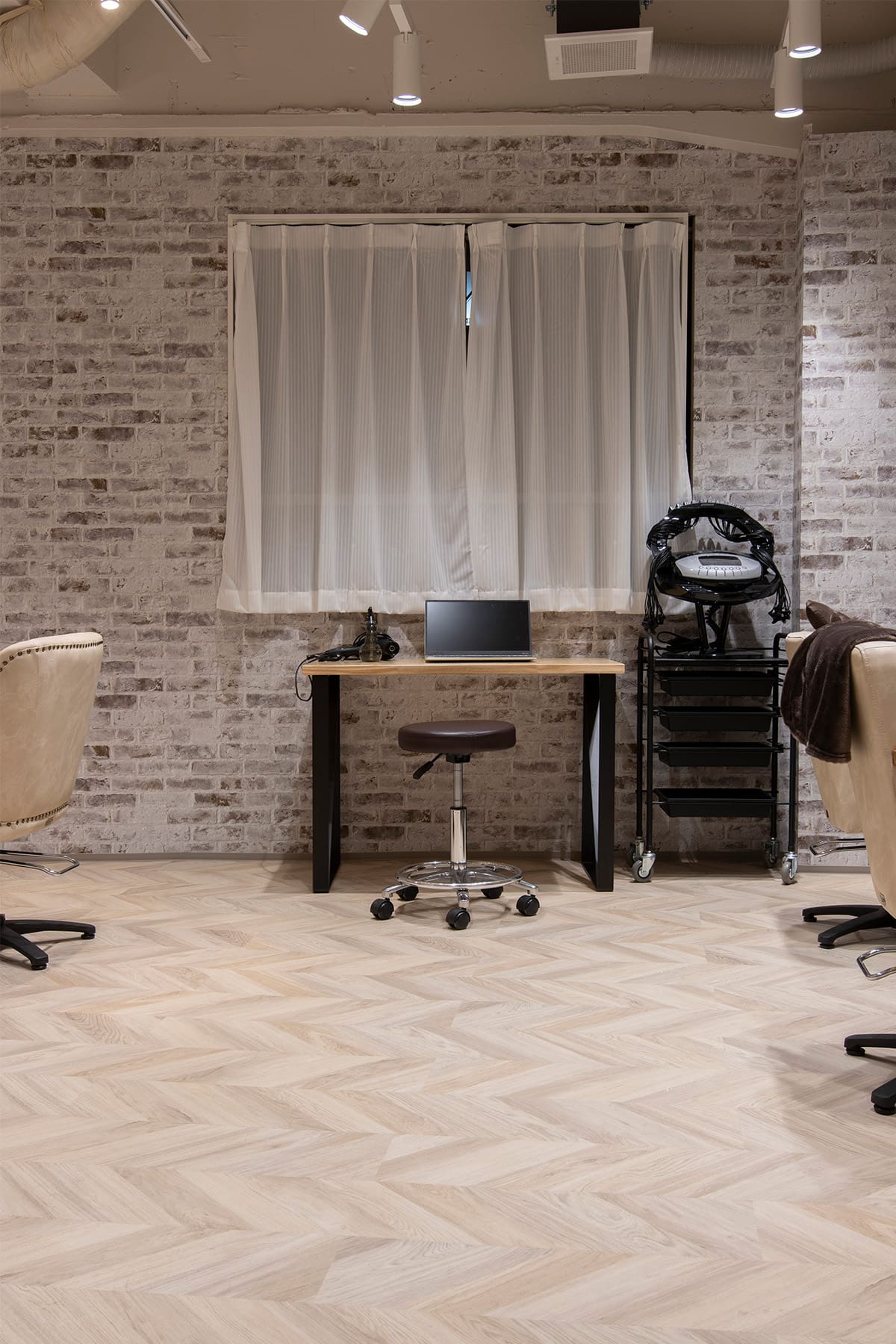 美容室「Sally 大森」様の店内に