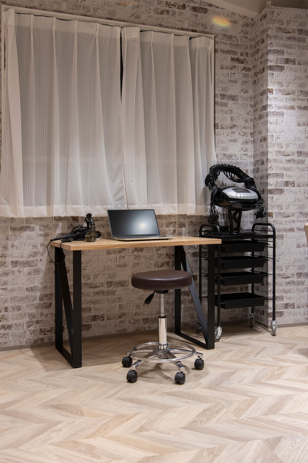 美容室「Sally 大森」様の店内に