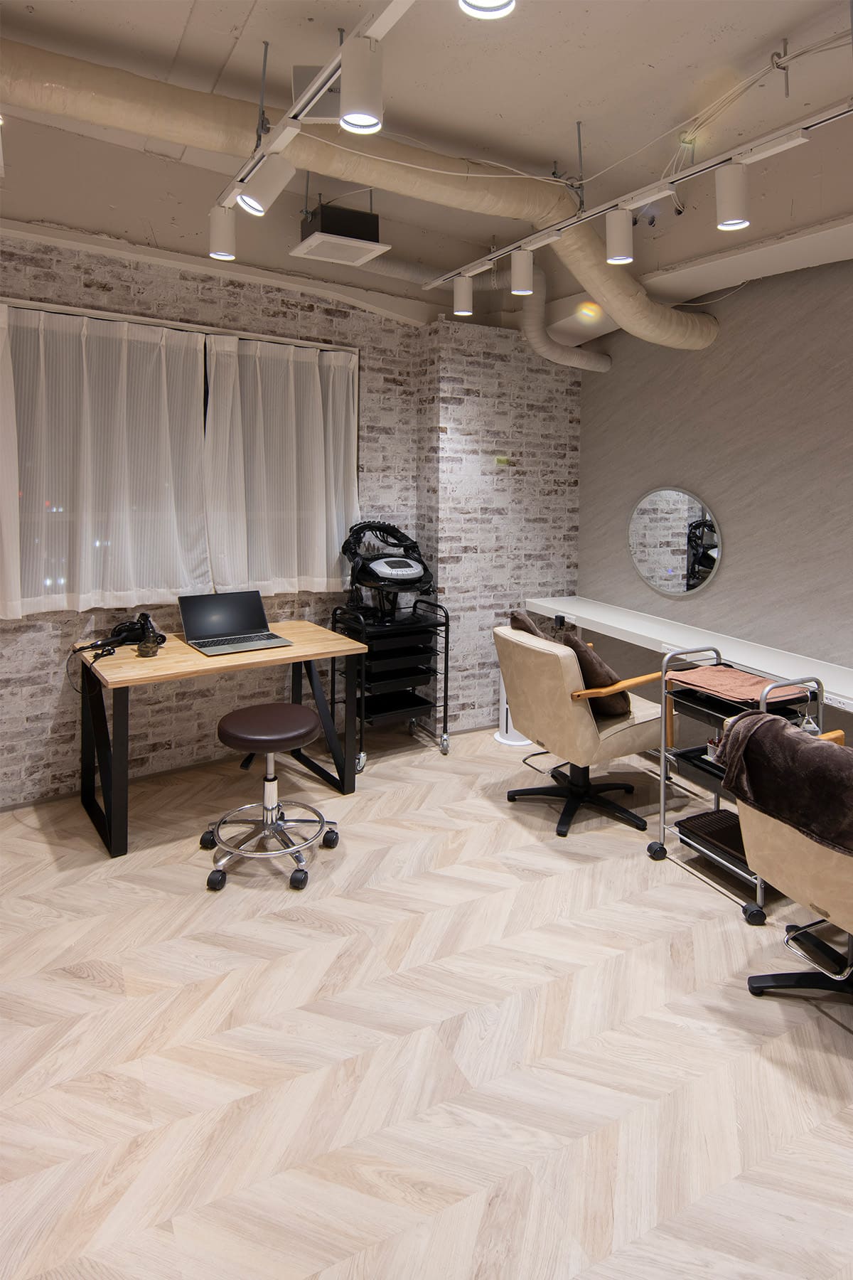 美容室「Sally 大森」様の店内に