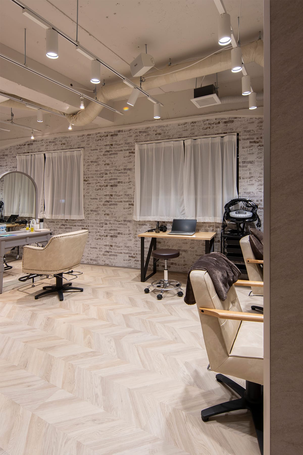 美容室「Sally 大森」様の店内に