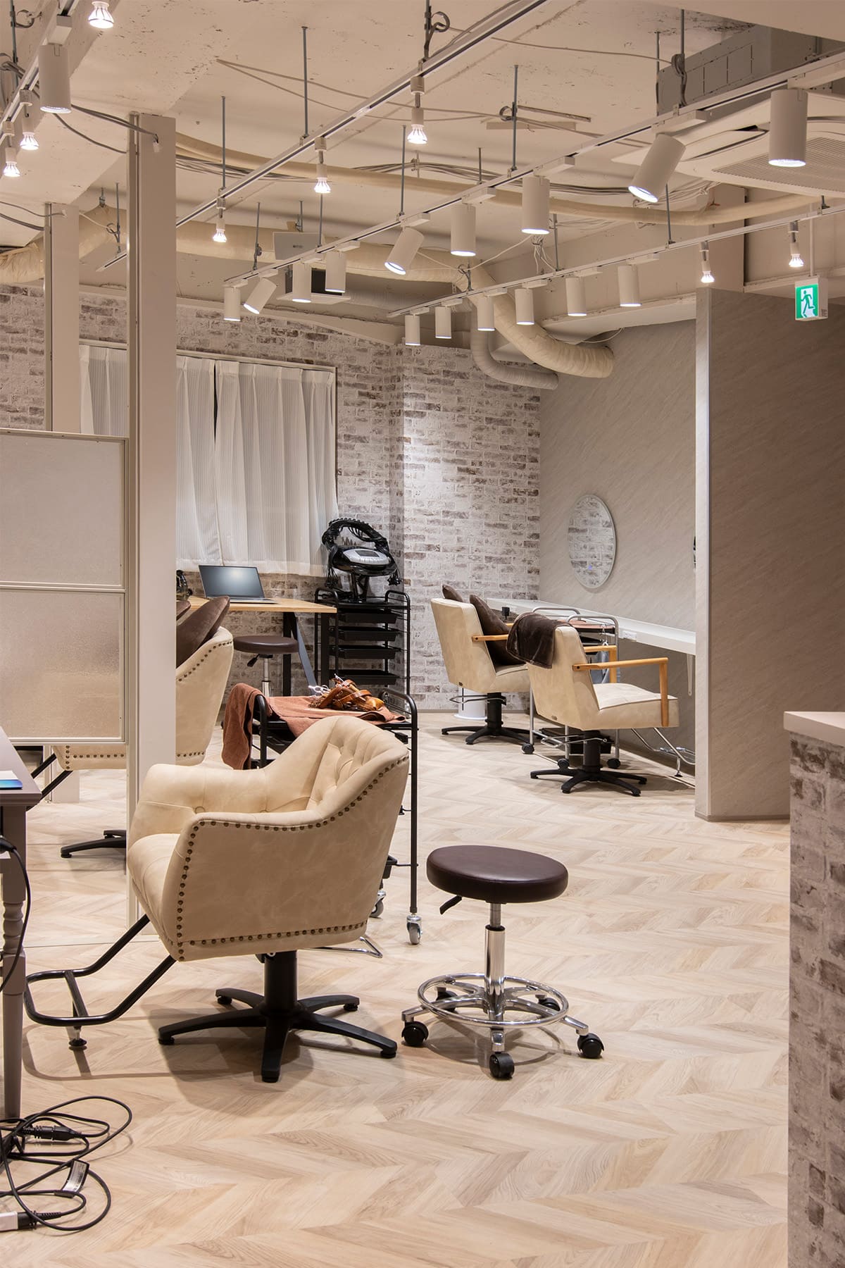 美容室「Sally 大森」様の店内に