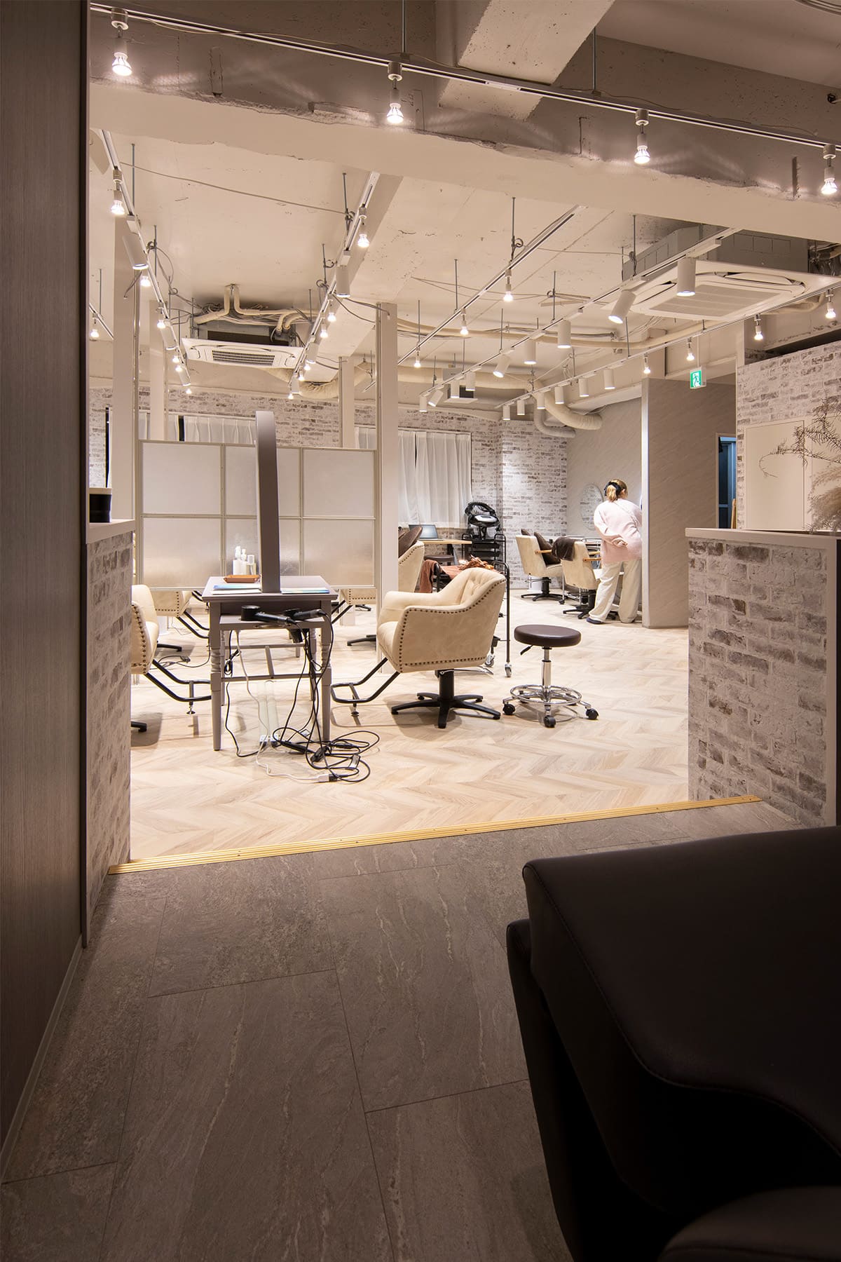 美容室「Sally 大森」様の店内に