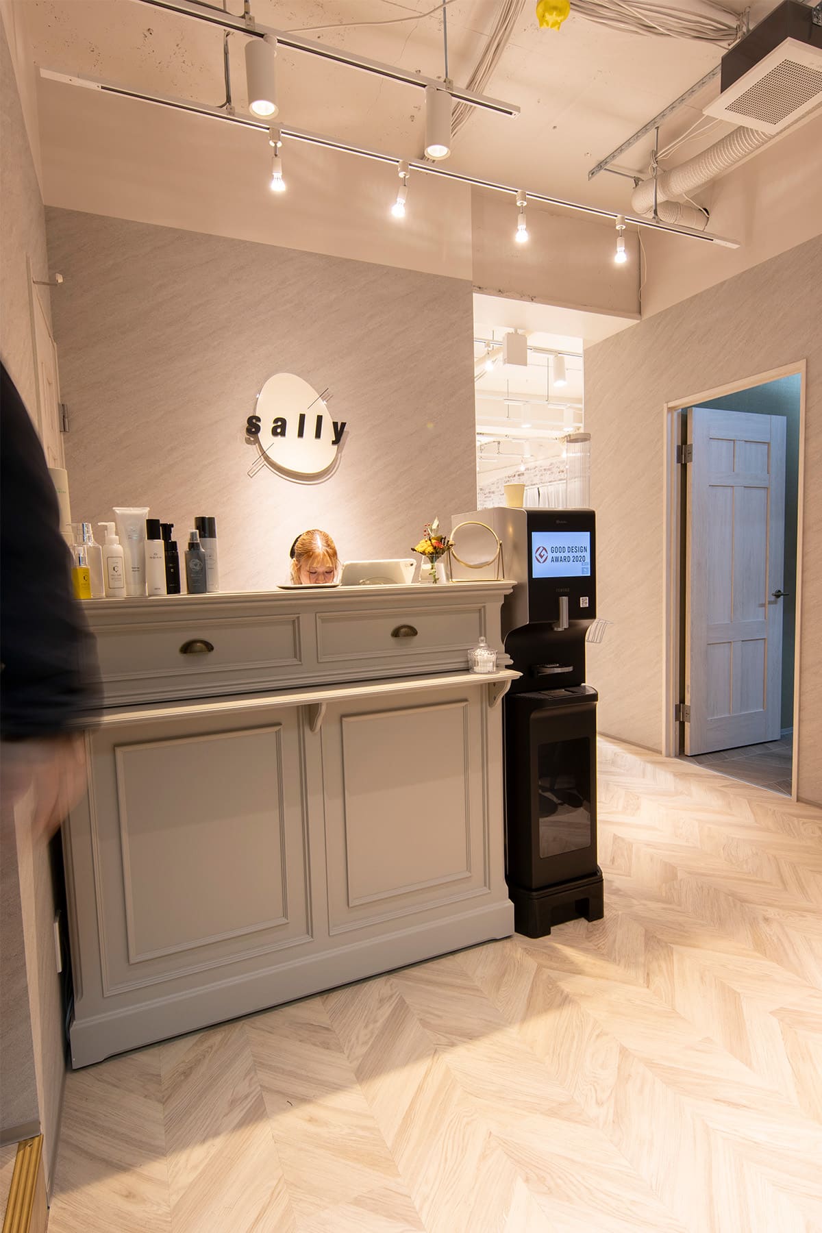 美容室「Sally 大森」様の店内に