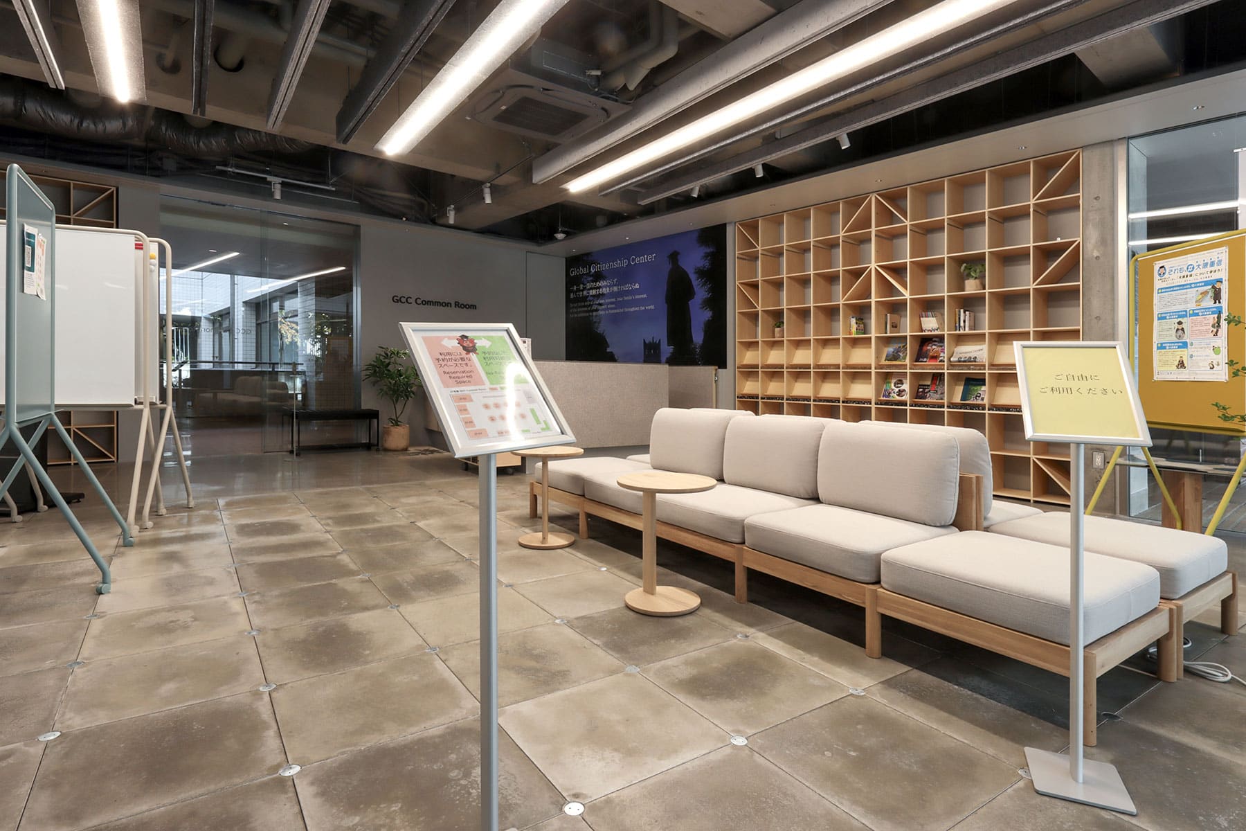 早稲田大学・早稲田キャンパス27号館 - Shelf 壁一面の本棚 奥行350mm - マルゲリータお客様事例