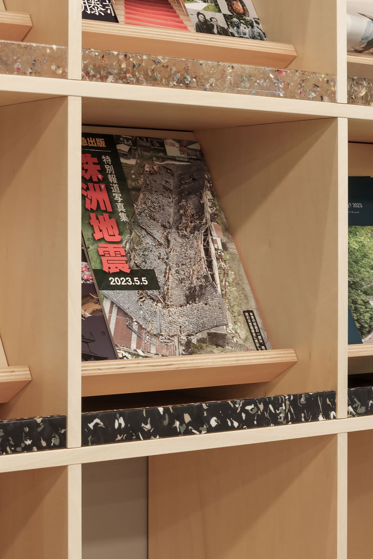 早稲田大学・早稲田キャンパス27号館 - Shelf 壁一面の本棚 奥行350mm - マルゲリータお客様事例