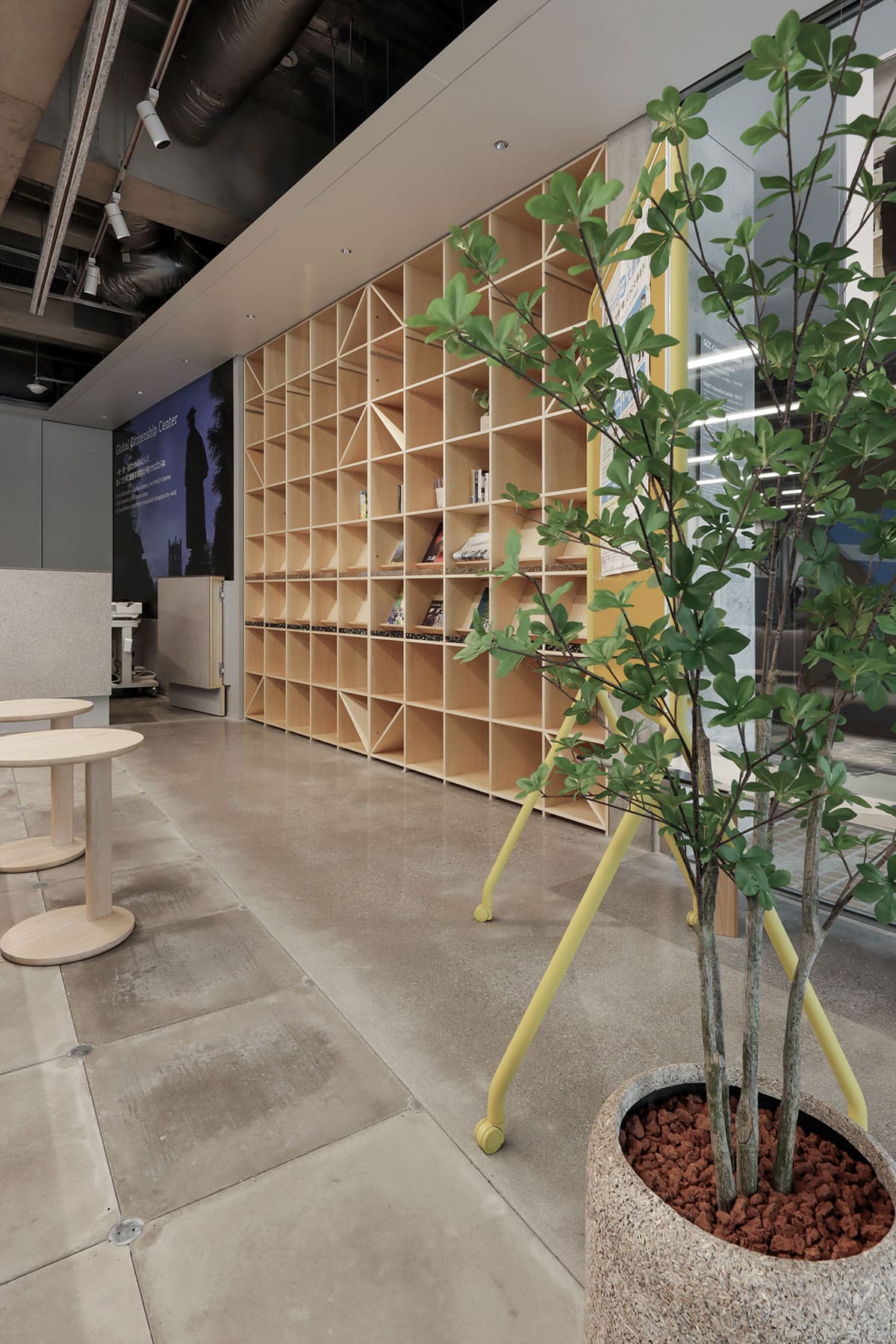 早稲田大学・早稲田キャンパス27号館 - Shelf 壁一面の本棚 奥行350mm - マルゲリータお客様事例