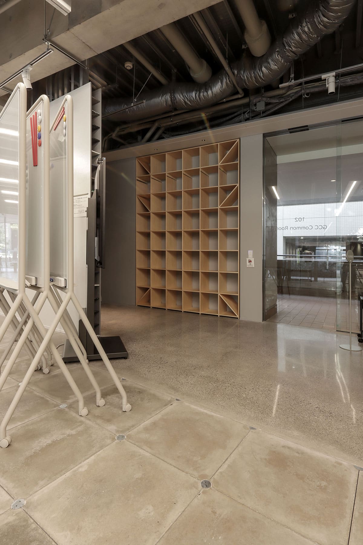 早稲田大学・早稲田キャンパス27号館 - Shelf 壁一面の本棚 奥行350mm - マルゲリータお客様事例