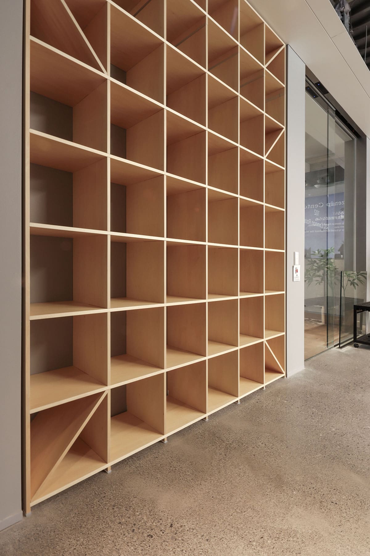 早稲田大学・早稲田キャンパス27号館 - Shelf 壁一面の本棚 奥行350mm - マルゲリータお客様事例