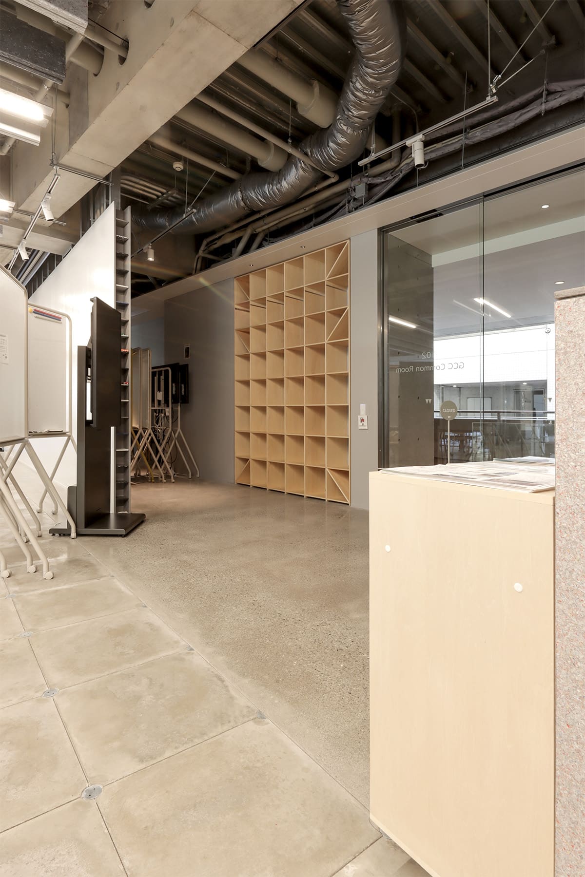 早稲田大学・早稲田キャンパス27号館 - Shelf 壁一面の本棚 奥行350mm - マルゲリータお客様事例