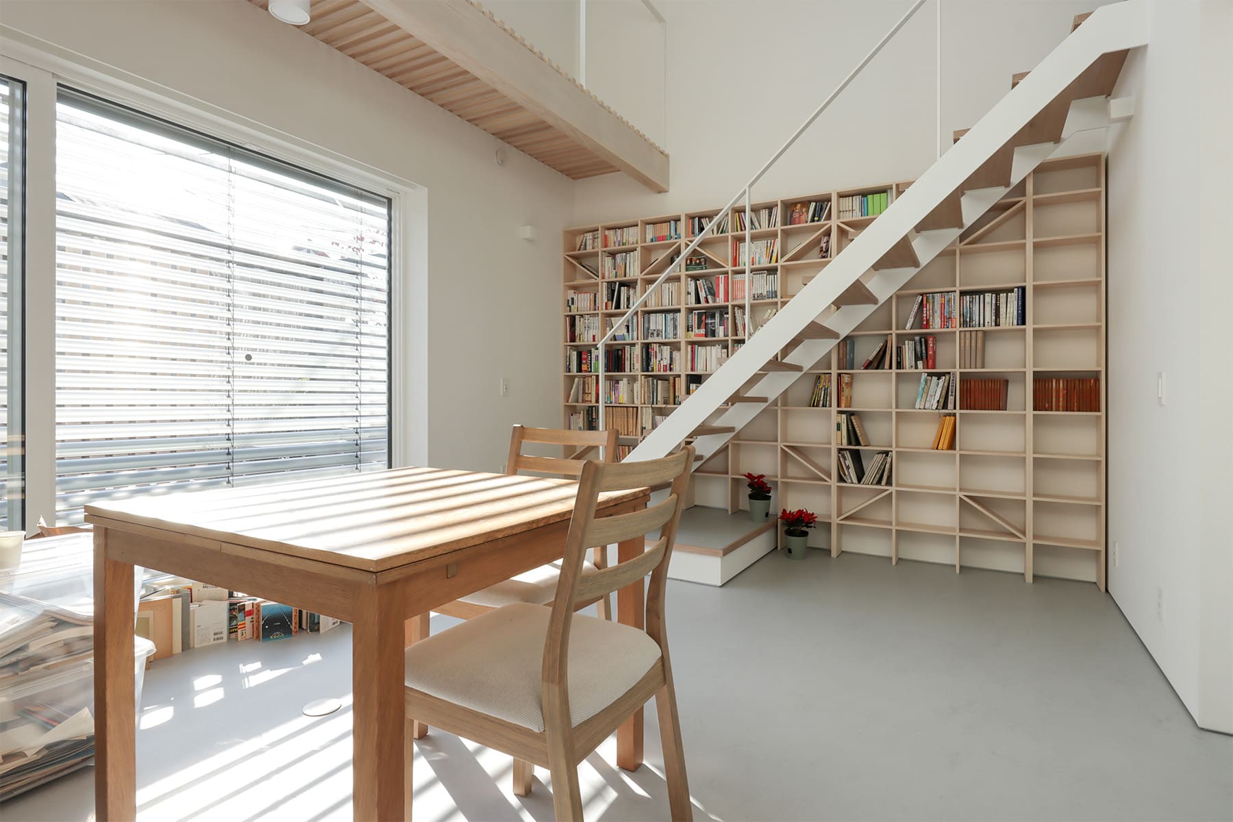 吹き抜けを介して1階および2階に設置された本棚 - Shelf 壁一面のA5本棚 奥行180mm/壁一面の本棚 奥行250mm - マルゲリータお客様事例