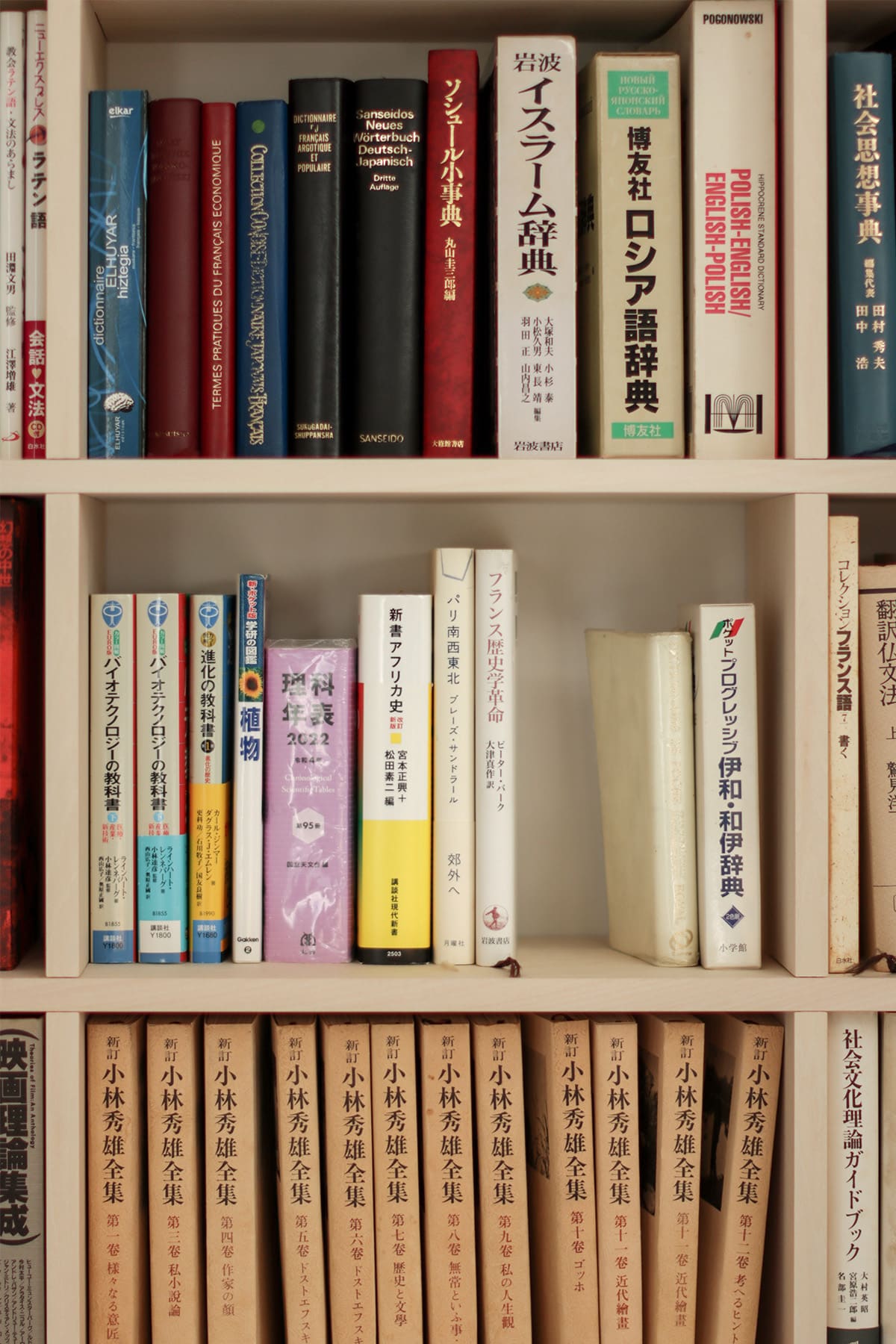 吹き抜けを介して1階および2階に設置された本棚 - Shelf 壁一面のA5本棚 奥行180mm/壁一面の本棚 奥行250mm - マルゲリータお客様事例