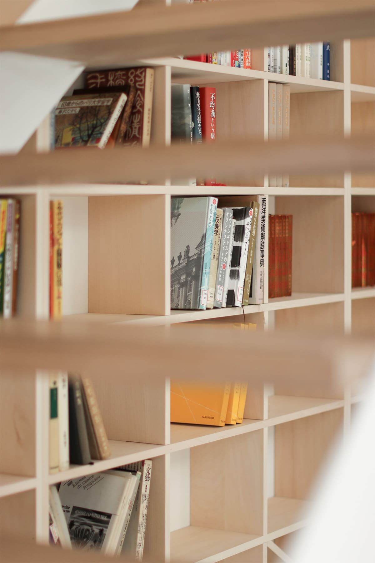 吹き抜けを介して1階および2階に設置された本棚 - Shelf 壁一面のA5本棚 奥行180mm/壁一面の本棚 奥行250mm - マルゲリータお客様事例