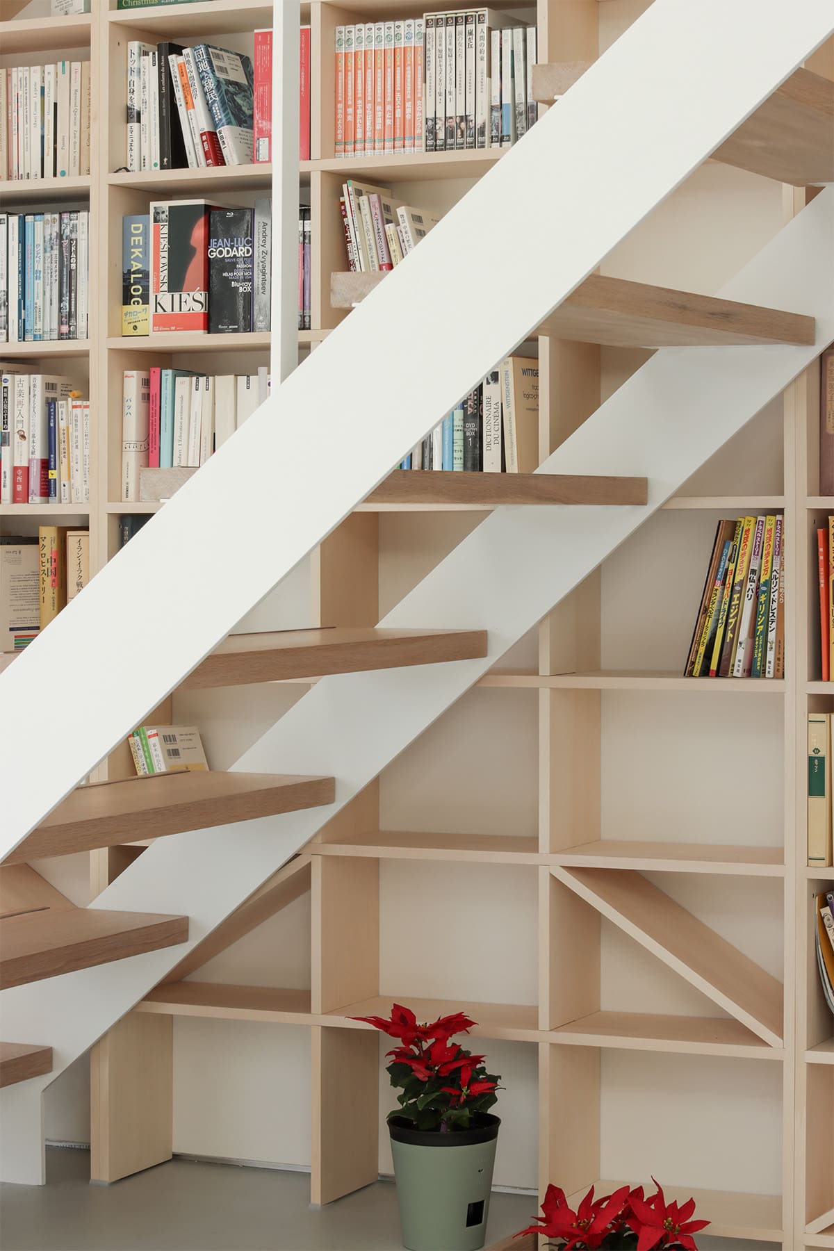 吹き抜けを介して1階および2階に設置された本棚 - Shelf 壁一面のA5本棚 奥行180mm/壁一面の本棚 奥行250mm - マルゲリータお客様事例