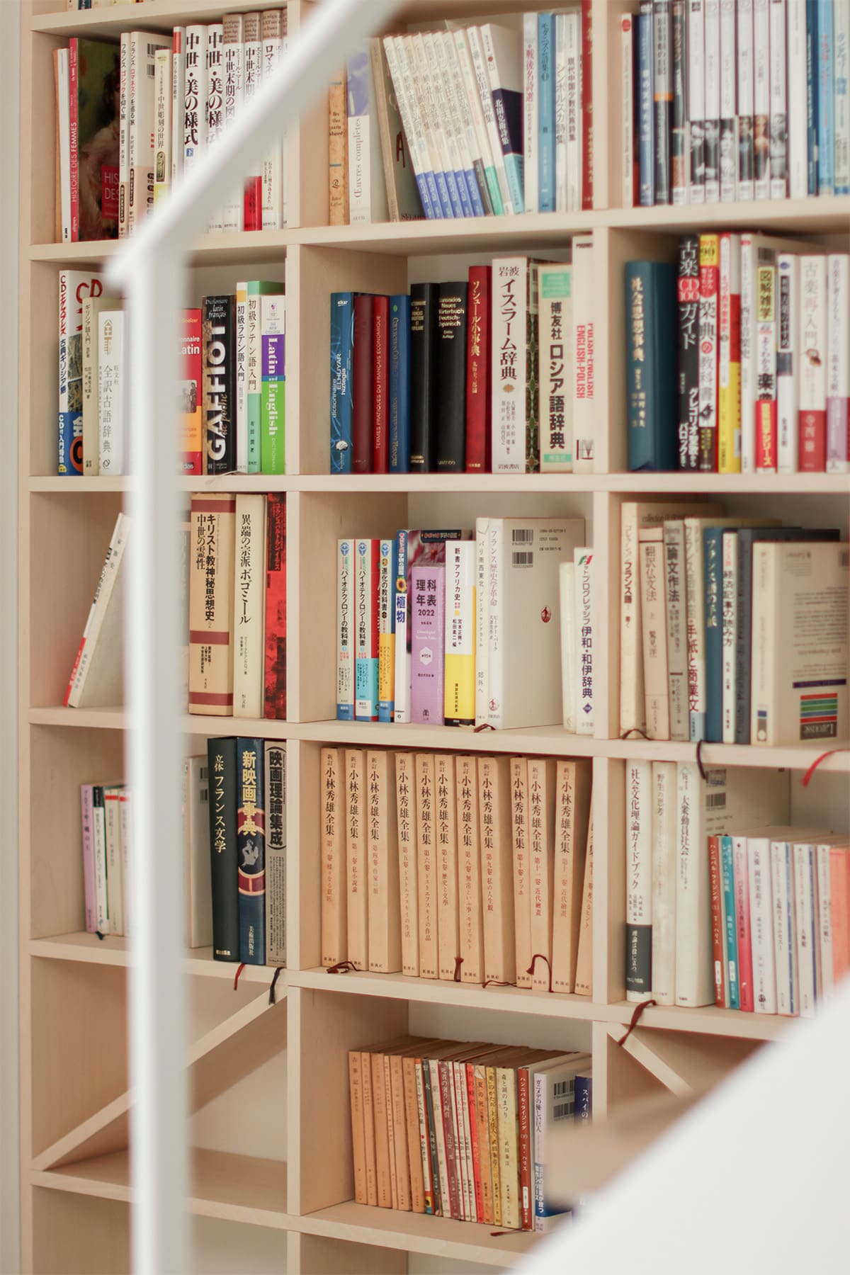 吹き抜けを介して1階および2階に設置された本棚 - Shelf 壁一面のA5本棚 奥行180mm/壁一面の本棚 奥行250mm - マルゲリータお客様事例