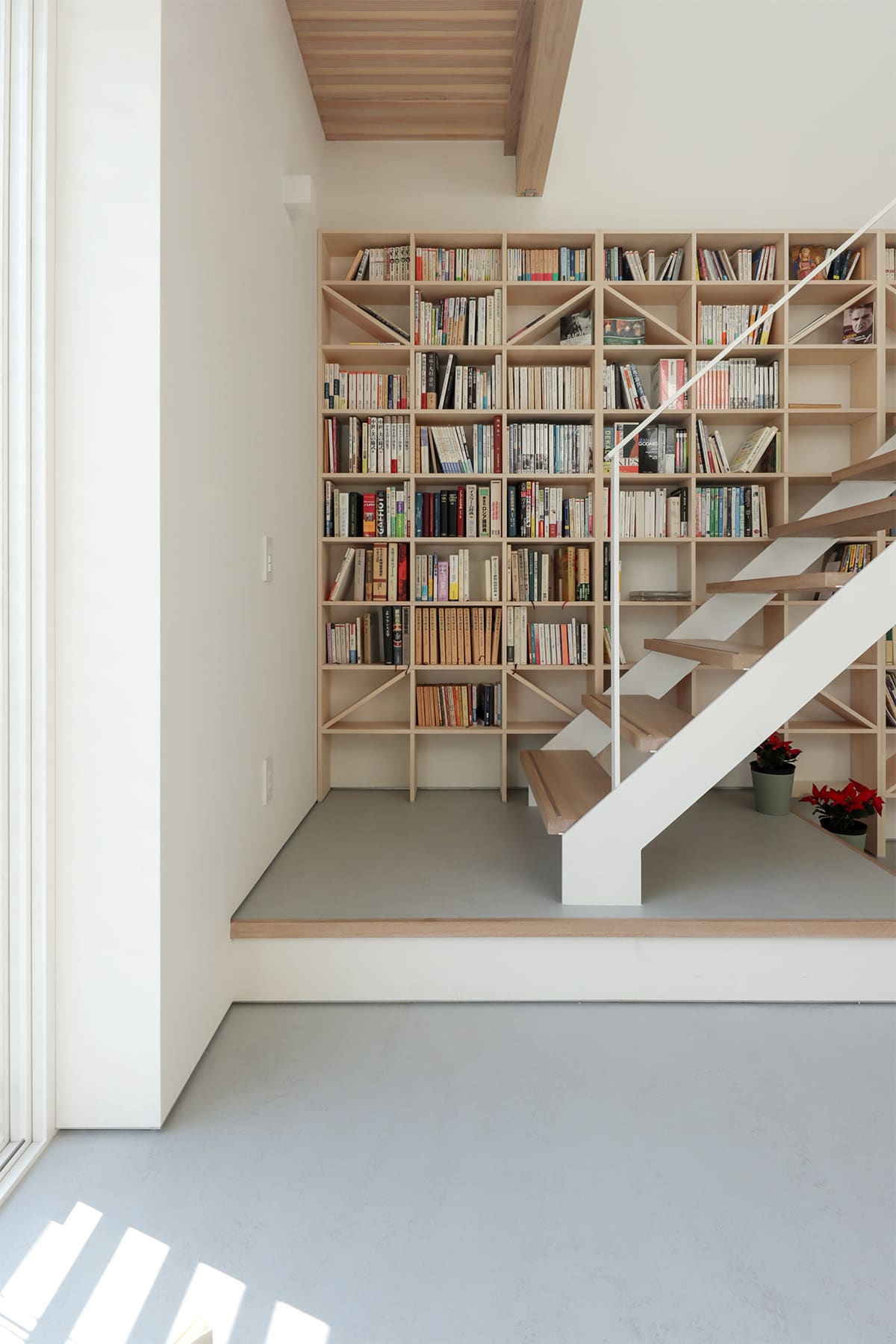 吹き抜けを介して1階および2階に設置された本棚 - Shelf 壁一面のA5本棚 奥行180mm/壁一面の本棚 奥行250mm - マルゲリータお客様事例