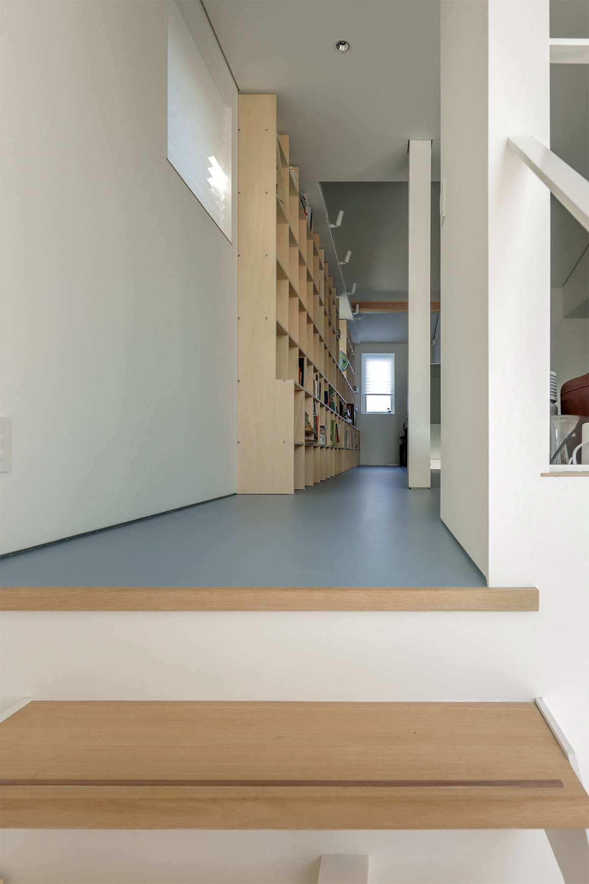 吹き抜けを介して1階および2階に設置された本棚 - Shelf 壁一面のA5本棚 奥行180mm/壁一面の本棚 奥行250mm - マルゲリータお客様事例