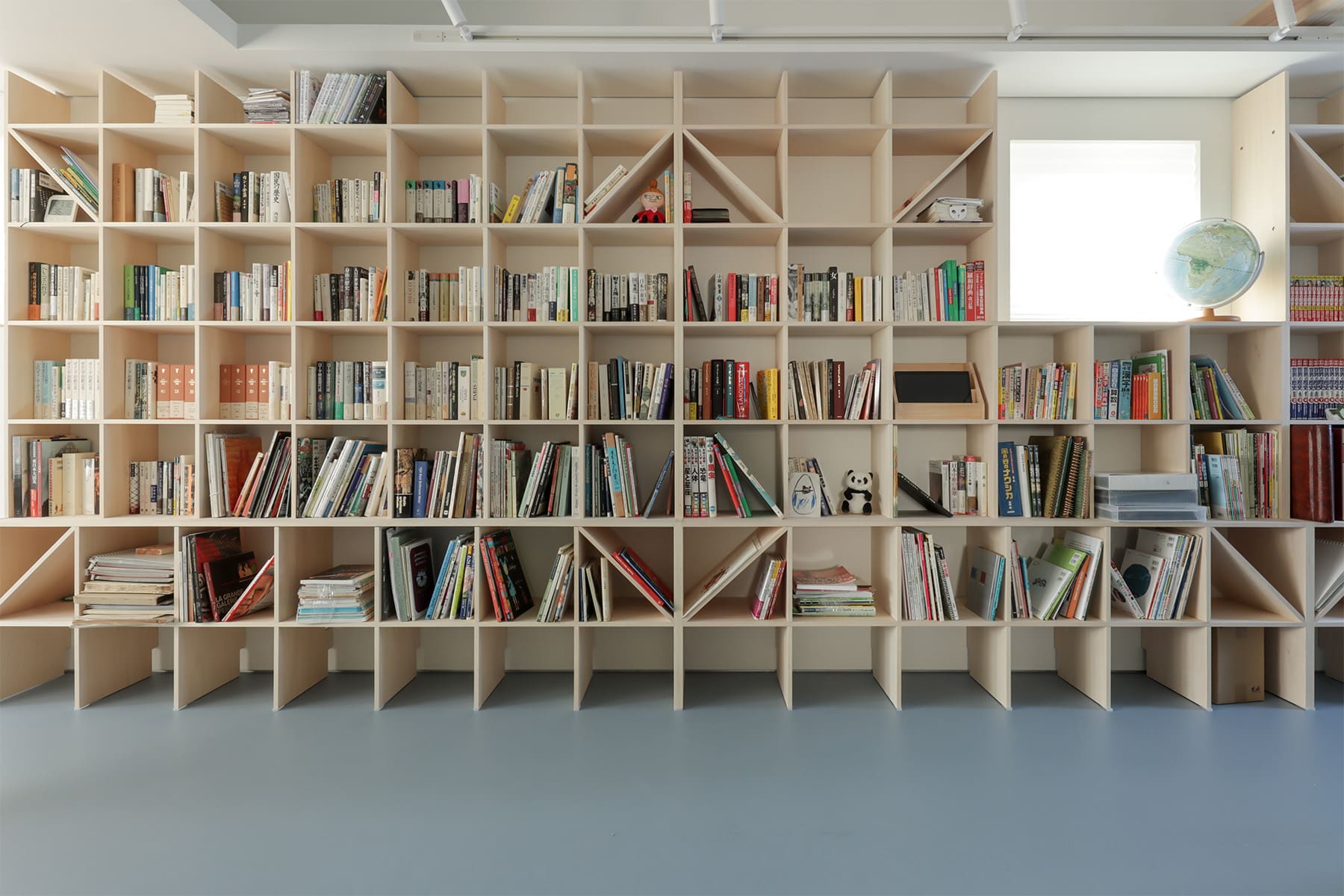 吹き抜けを介して1階および2階に設置された本棚 - Shelf 壁一面のA5本棚 奥行180mm/壁一面の本棚 奥行250mm - マルゲリータお客様事例