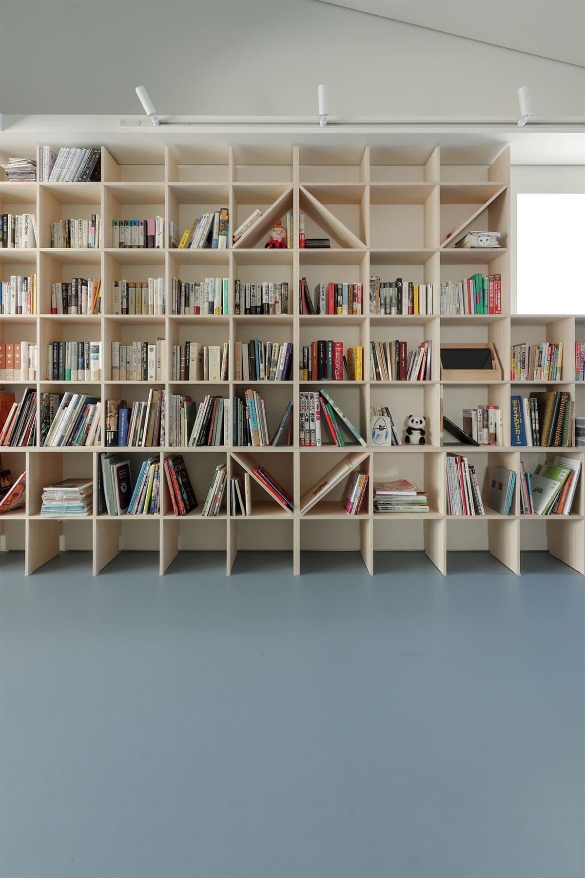 吹き抜けを介して1階および2階に設置された本棚 - Shelf 壁一面のA5本棚 奥行180mm/壁一面の本棚 奥行250mm - マルゲリータお客様事例