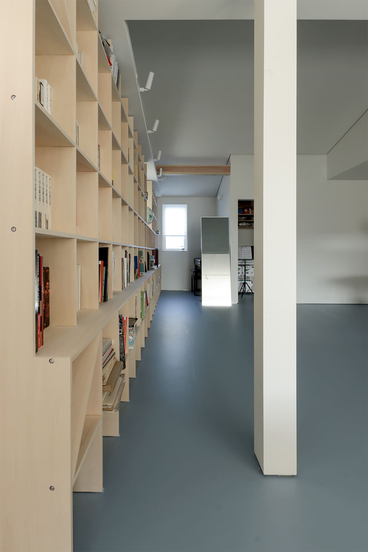 吹き抜けを介して1階および2階に設置された本棚 - Shelf 壁一面のA5本棚 奥行180mm/壁一面の本棚 奥行250mm - マルゲリータお客様事例