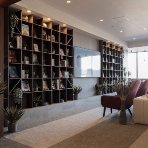 かのほてる＆CABIN 千葉蘇我 - Shelf 壁一面の本棚 奥行250mm - マルゲリータお客様事例