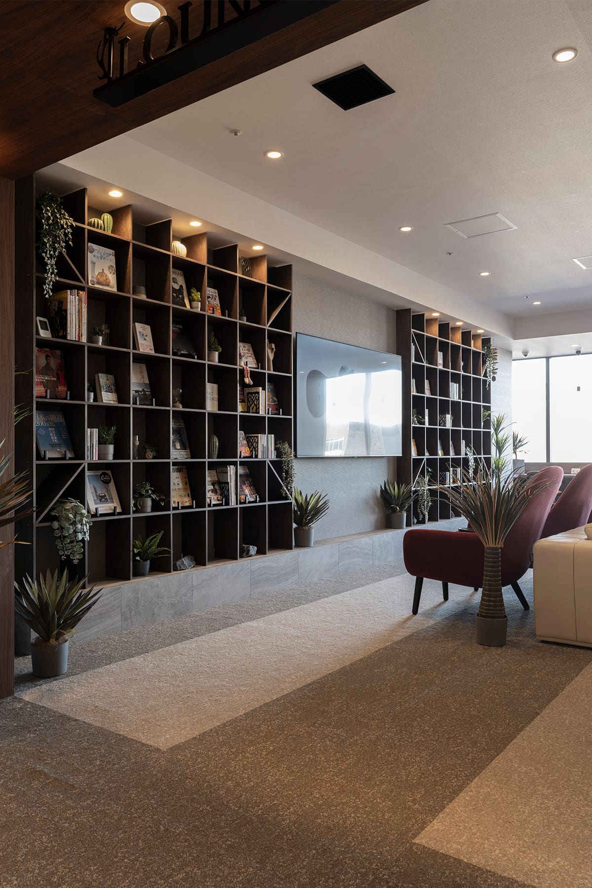 かのほてる＆CABIN 千葉蘇我 - Shelf 壁一面の本棚 奥行250mm - マルゲリータお客様事例