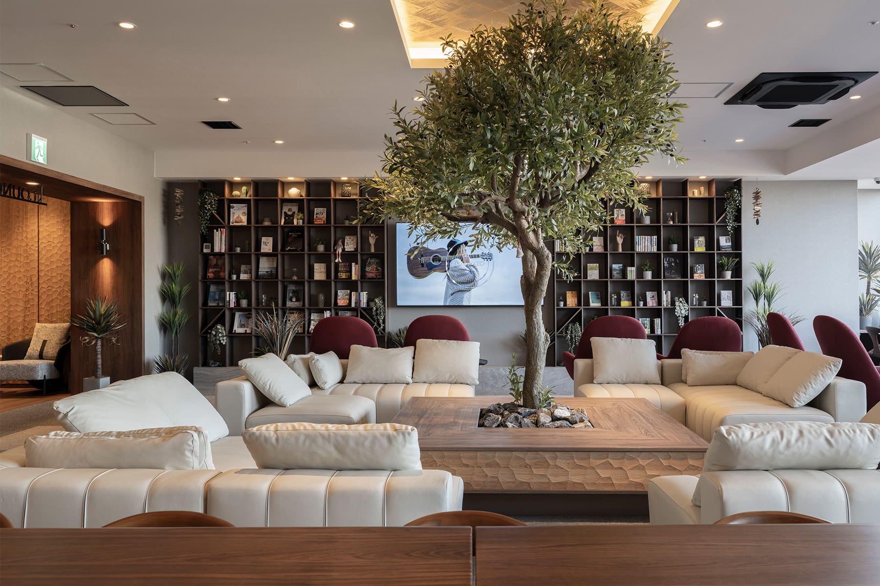 かのほてる＆CABIN 千葉蘇我 - Shelf 壁一面の本棚 奥行250mm - マルゲリータお客様事例