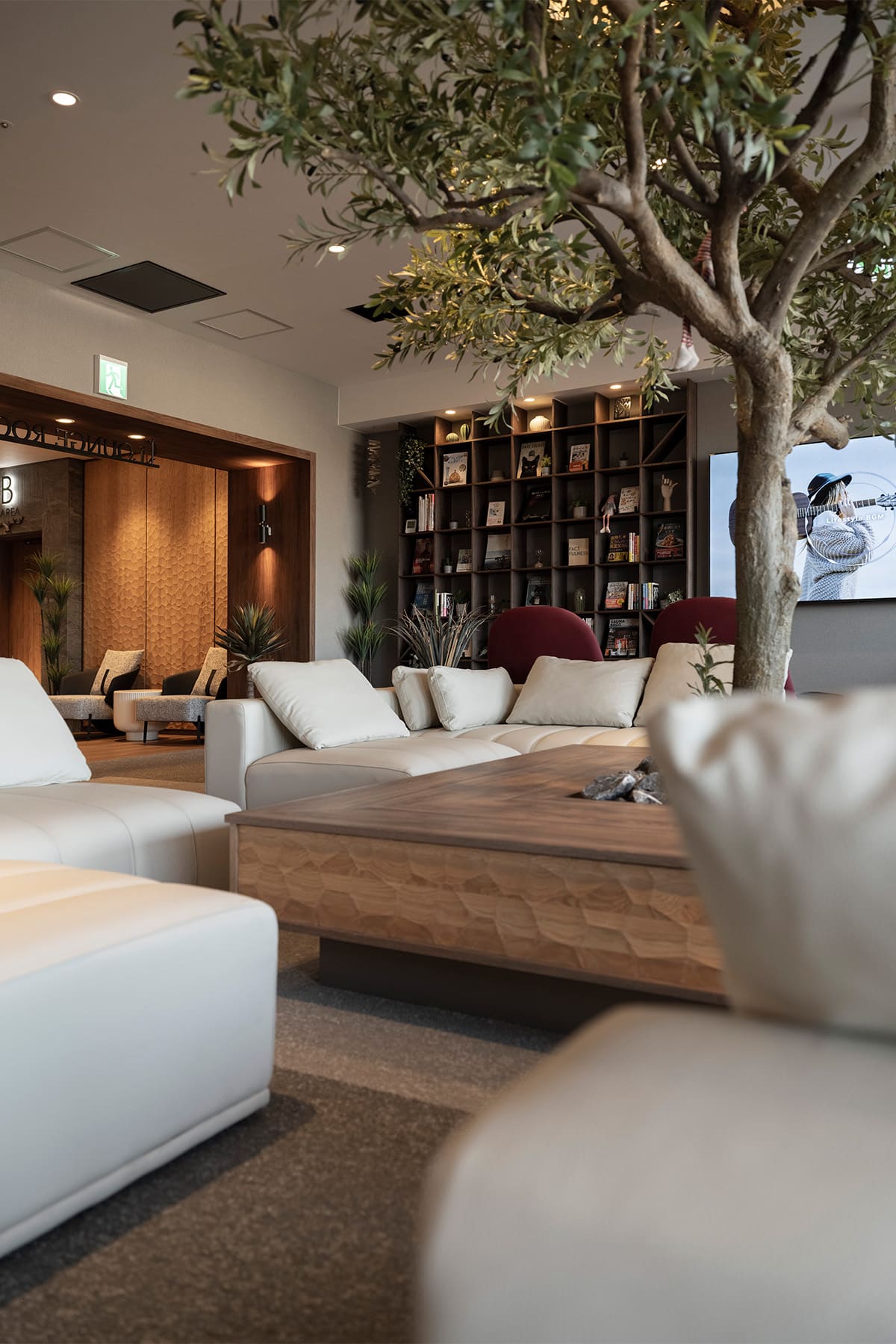 かのほてる＆CABIN 千葉蘇我 - Shelf 壁一面の本棚 奥行250mm - マルゲリータお客様事例