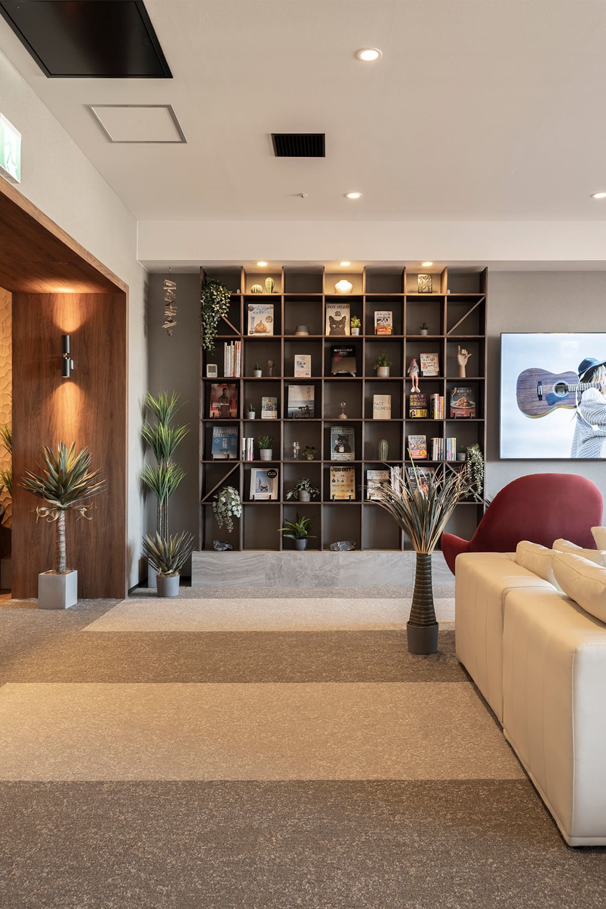 かのほてる＆CABIN 千葉蘇我 - Shelf 壁一面の本棚 奥行250mm - マルゲリータお客様事例