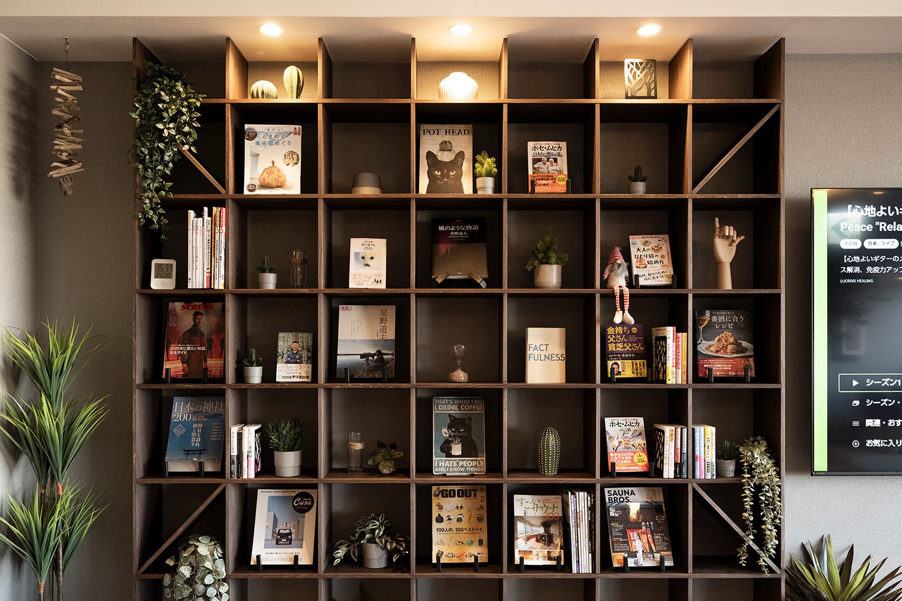 かのほてる＆CABIN 千葉蘇我 - Shelf 壁一面の本棚 奥行250mm - マルゲリータお客様事例