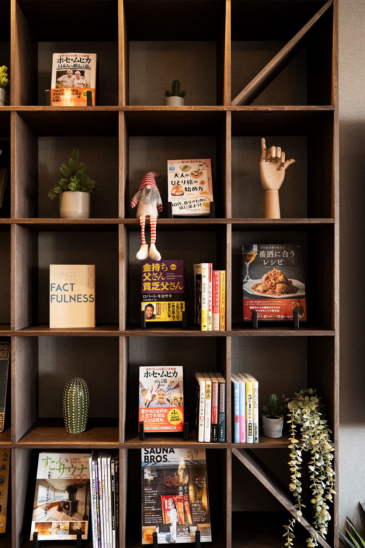 かのほてる＆CABIN 千葉蘇我 - Shelf 壁一面の本棚 奥行250mm - マルゲリータお客様事例