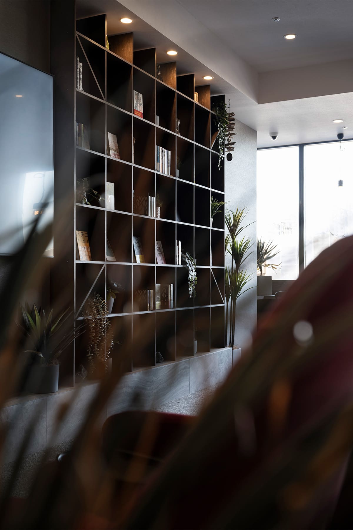 かのほてる＆CABIN 千葉蘇我 - Shelf 壁一面の本棚 奥行250mm - マルゲリータお客様事例