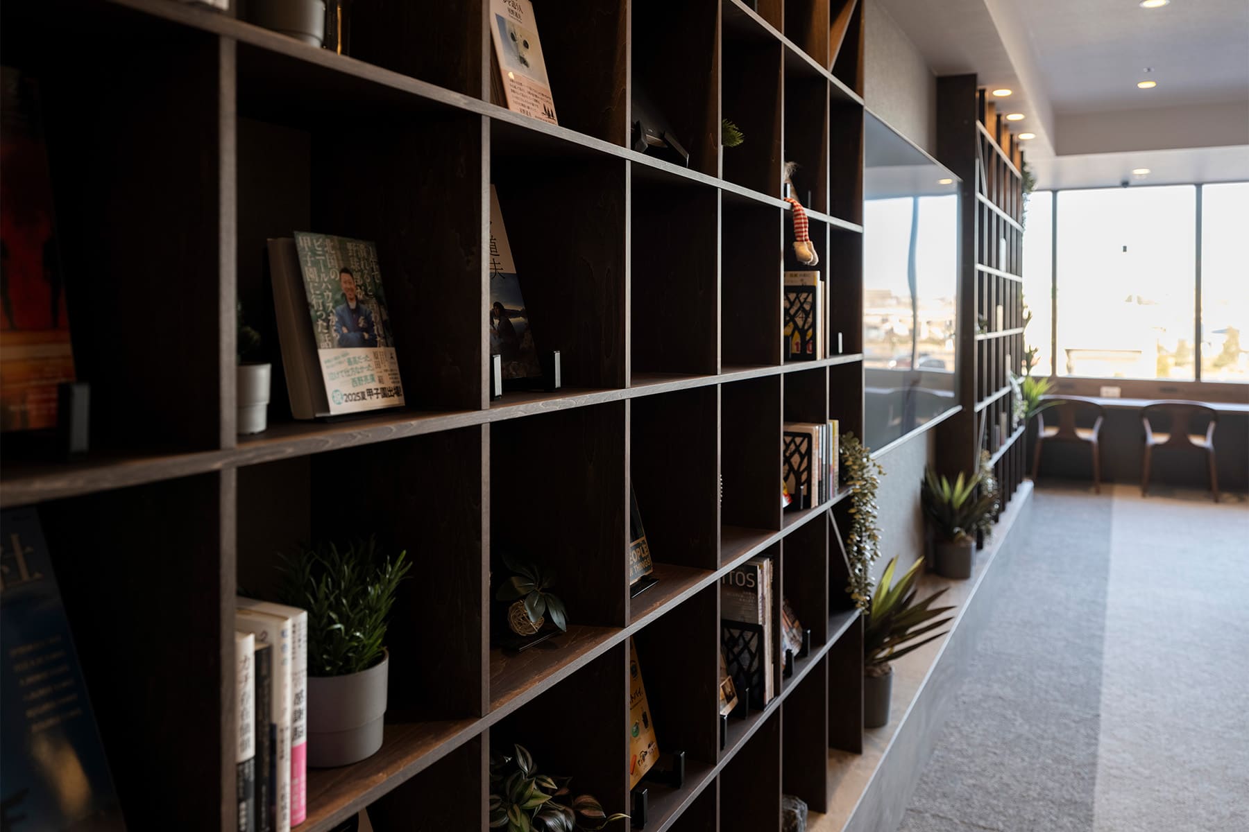 かのほてる＆CABIN 千葉蘇我 - Shelf 壁一面の本棚 奥行250mm - マルゲリータお客様事例