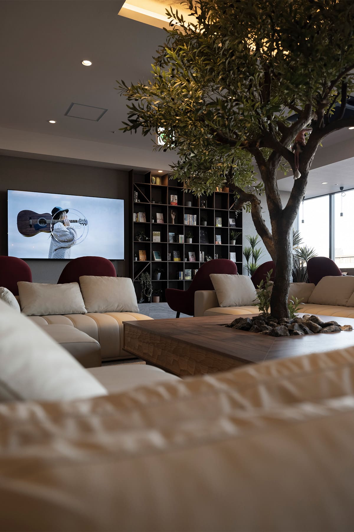 かのほてる＆CABIN 千葉蘇我 - Shelf 壁一面の本棚 奥行250mm - マルゲリータお客様事例