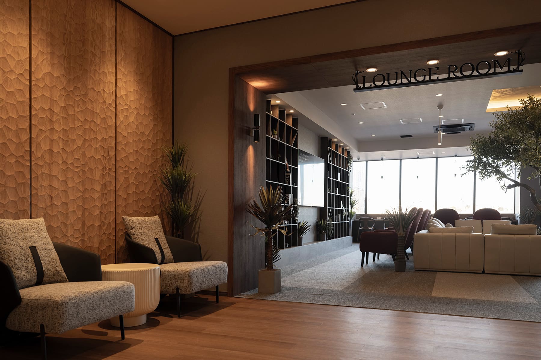 かのほてる＆CABIN 千葉蘇我 - Shelf 壁一面の本棚 奥行250mm - マルゲリータお客様事例