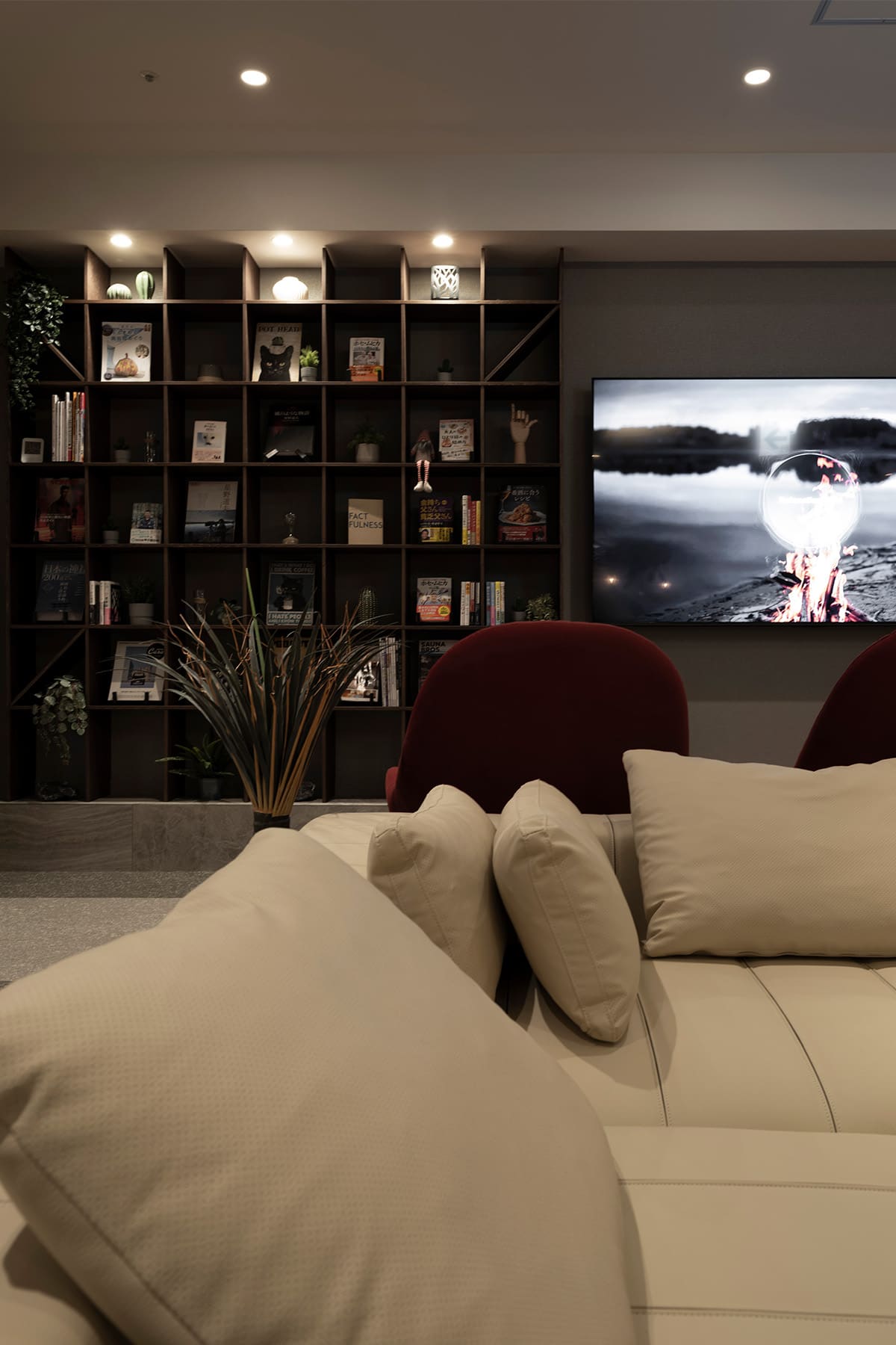 かのほてる＆CABIN 千葉蘇我 - Shelf 壁一面の本棚 奥行250mm - マルゲリータお客様事例