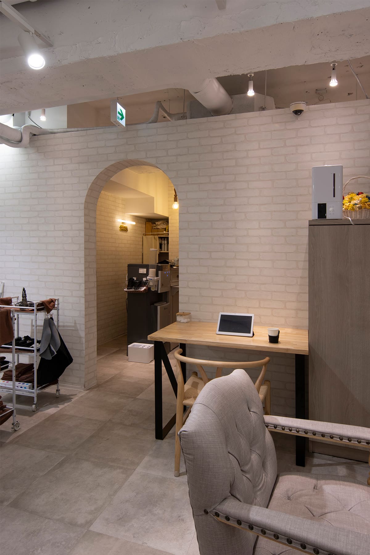 美容室「NIKA（ニカ）」様の店内に - Studio ワークデスク - マルゲリータお客様事例