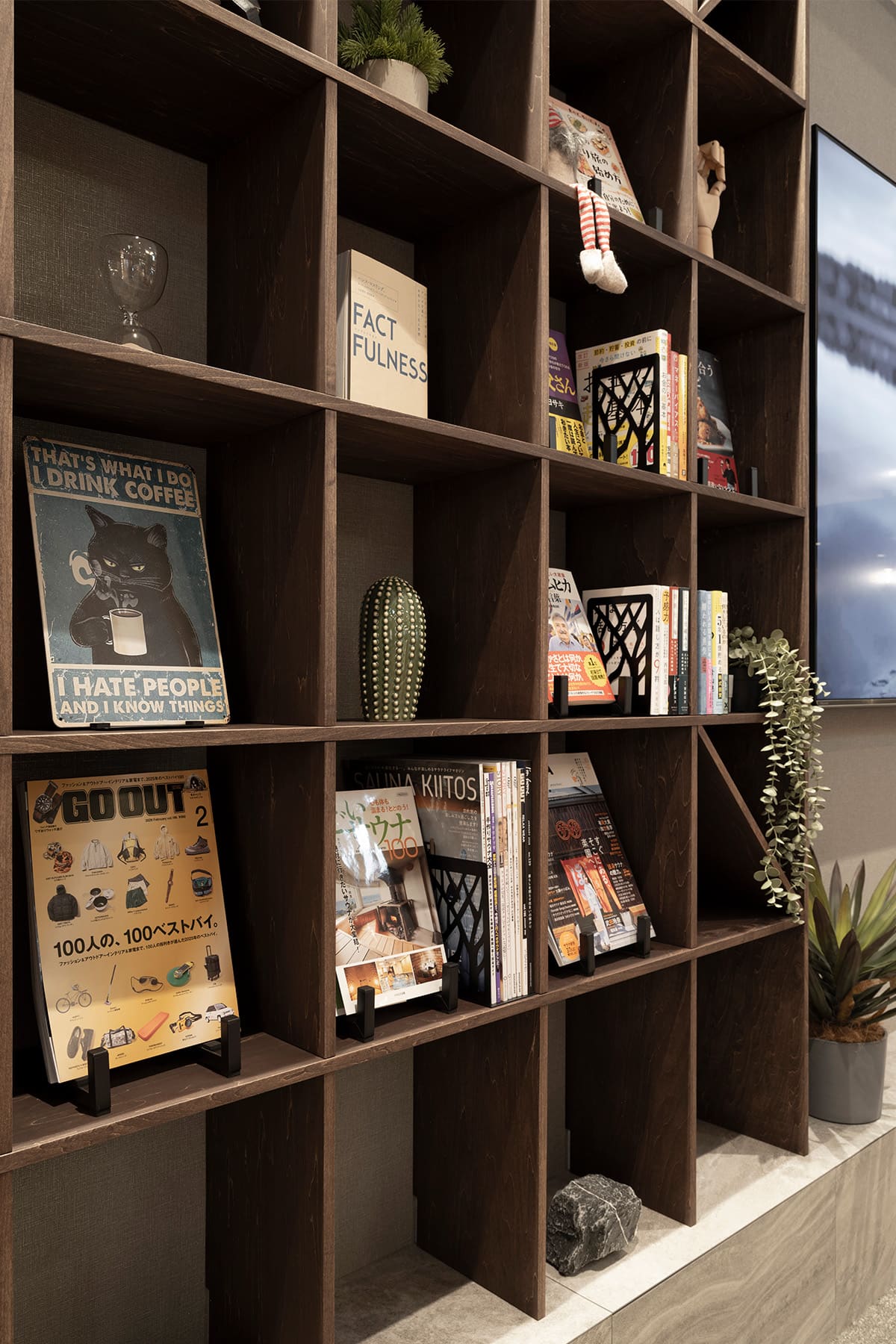 かのほてる＆CABIN 千葉蘇我 - Shelf 壁一面の本棚 奥行250mm - マルゲリータお客様事例