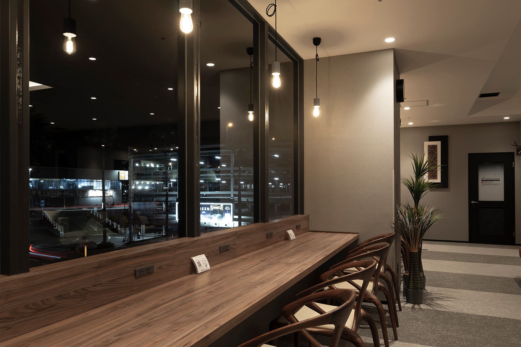 かのほてる＆CABIN 千葉蘇我 - Shelf 壁一面の本棚 奥行250mm - マルゲリータお客様事例