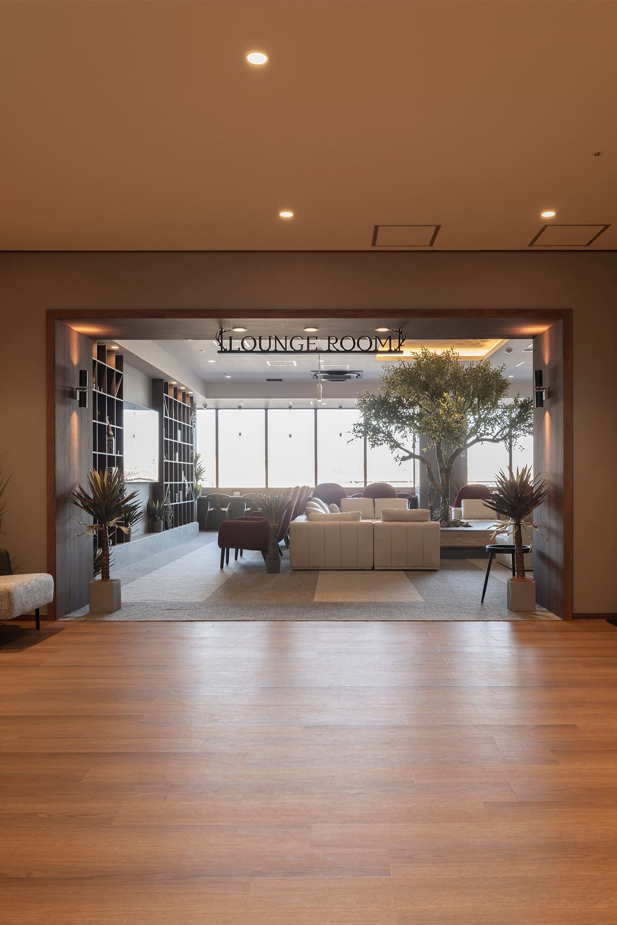 かのほてる＆CABIN 千葉蘇我 - Shelf 壁一面の本棚 奥行250mm - マルゲリータお客様事例